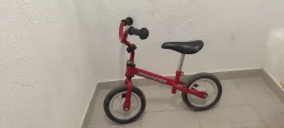 Bicicleta sin pedales roja para niño