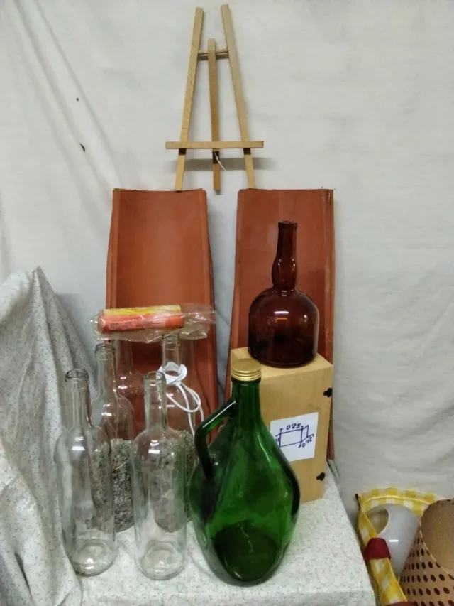 Lote decoración boda: botellas y caballete