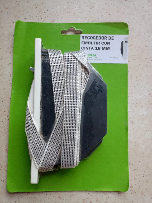 Recolhedor embutido com fita de 18 mm