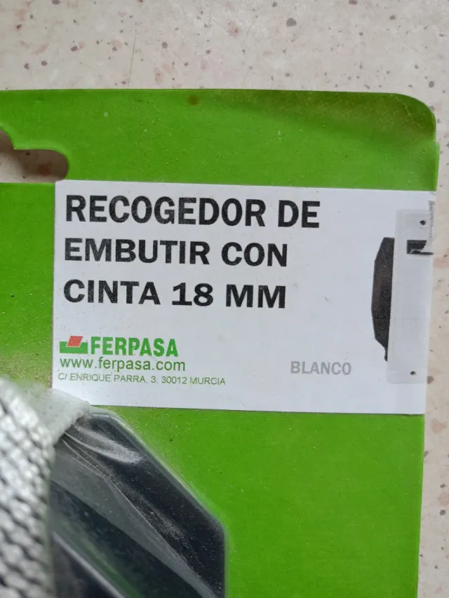 Recolhedor embutido com fita de 18 mm