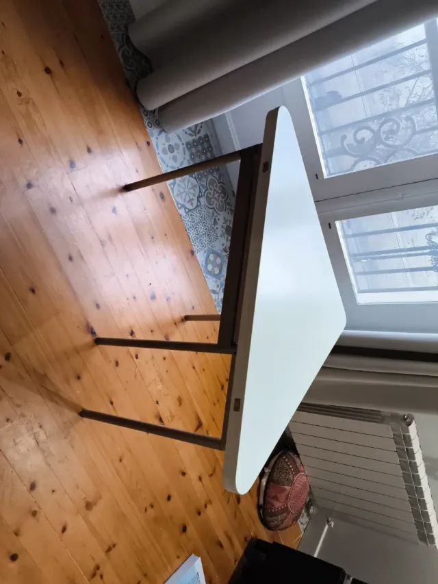 Mesa plegable blanca y madera