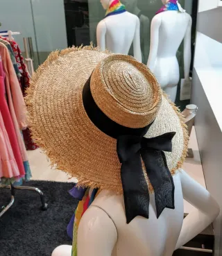 Sombrero de paja con cinta y lazo negro