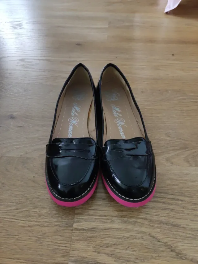 Mocasines negros charol suela rosa talla 38