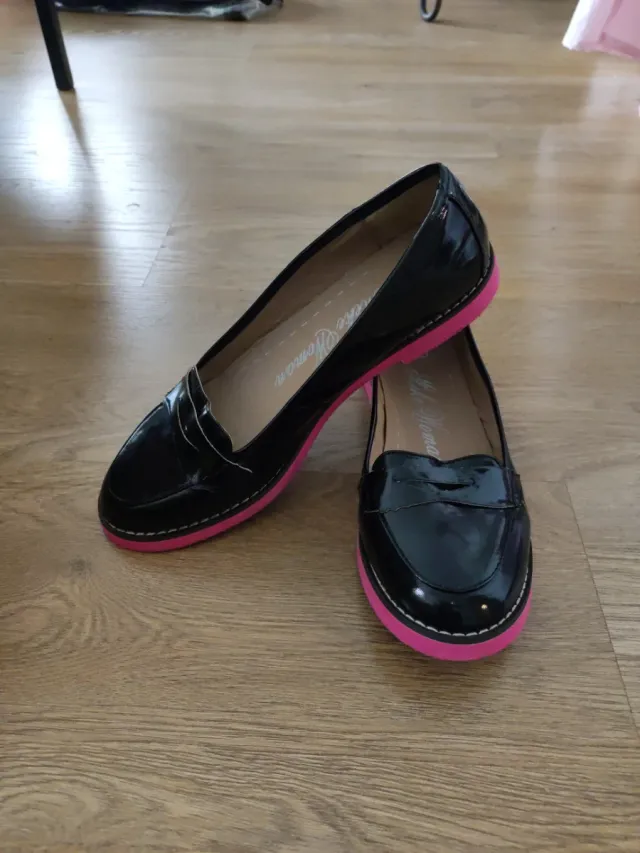 Mocasines negros charol suela rosa talla 38