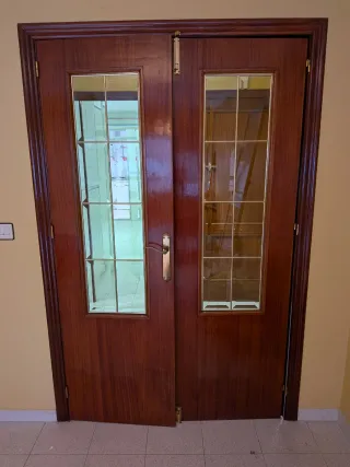 Puerta doble de madera con cristal