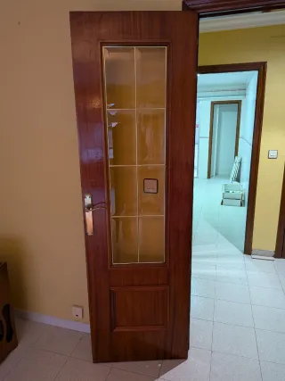 Puerta doble de madera con cristal