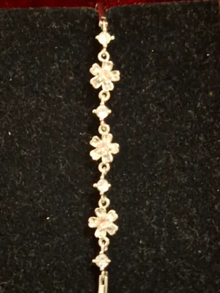 Pulsera plata con flores y circonitas