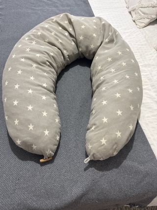 Almohada de lactancia gris estrellas
