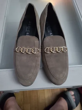 Zapatos de salón beige con cadena dorada