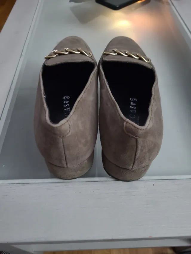 Zapatos de salón beige con cadena dorada