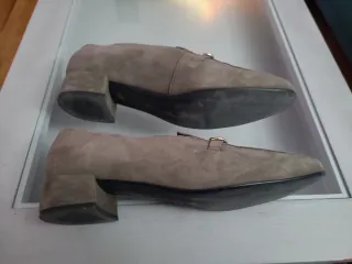 Zapatos de salón beige con cadena dorada