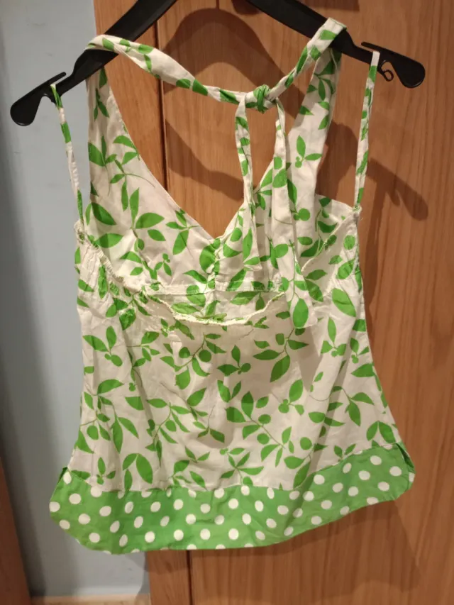 Camiseta halter hojas verdes y lunares