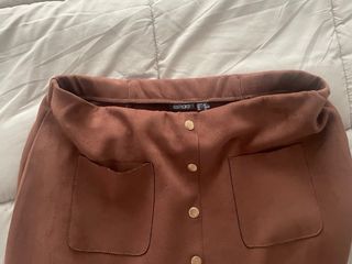 Falda marrón con botones