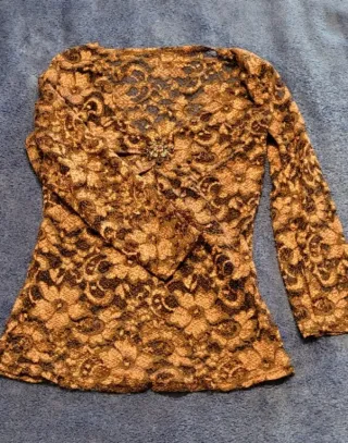 Top encaje marrón chocolate y rosa.