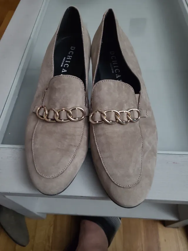 Zapatos D'CHICA salón beige con cadena