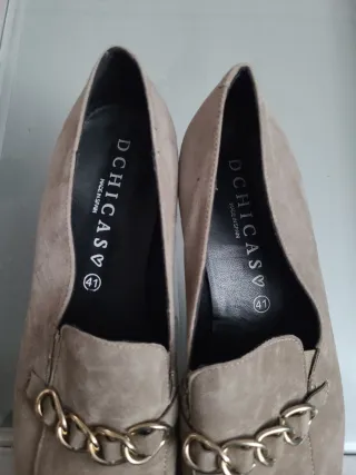Zapatos D'CHICA salón beige con cadena