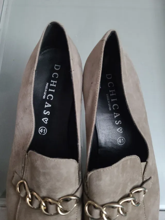 Zapatos D'CHICA salón beige con cadena