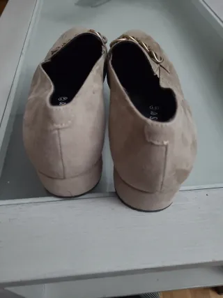 Zapatos D'CHICA salón beige con cadena