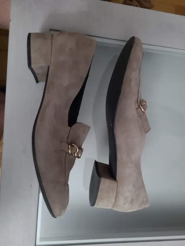 Zapatos D'CHICA salón beige con cadena