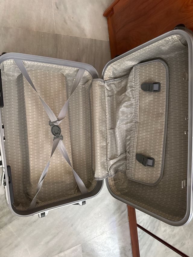 Maleta de viaje plateada