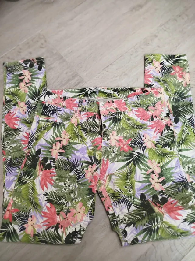 Vaqueros Stradivarius estampado floral T.36