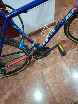 Bicicleta de montaña azul