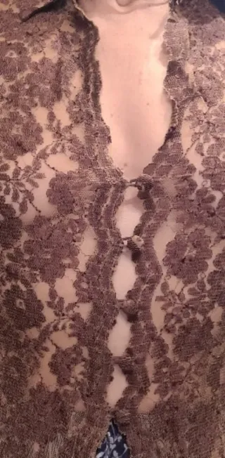 Blusa de encaje marrón chocolate y tabaco