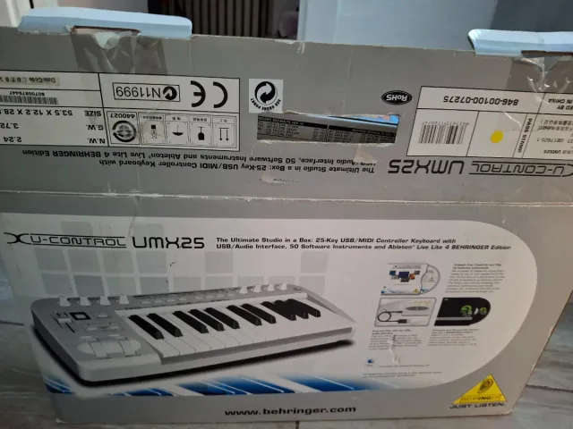 Controlador MIDI Behringer UMX25