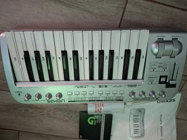 Controlador MIDI Behringer UMX25