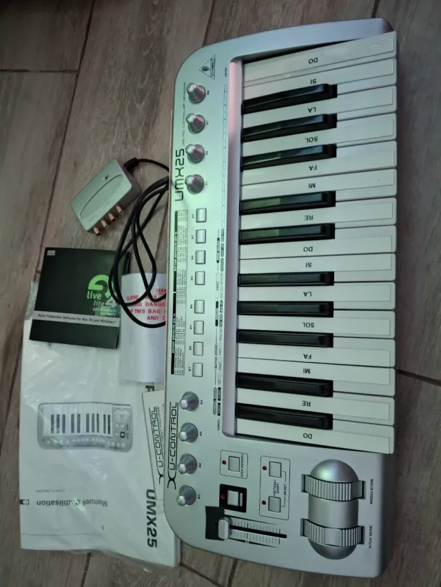 Controlador MIDI Behringer UMX25