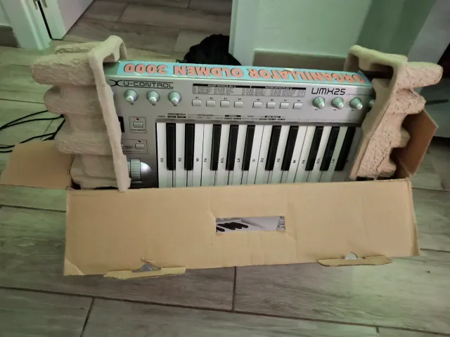 Controlador MIDI Behringer UMX25