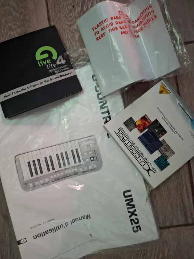 Controlador MIDI Behringer UMX25