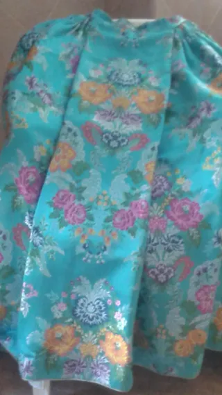 Traje de Fallera azul turquesa.