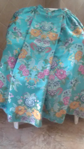 Traje de Fallera azul turquesa.