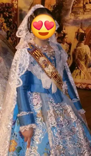 Traje de Fallera azul turquesa.
