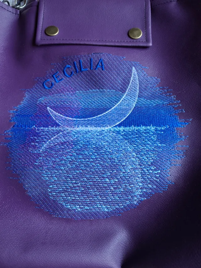 Borsa eco pelle viola con disegno luna