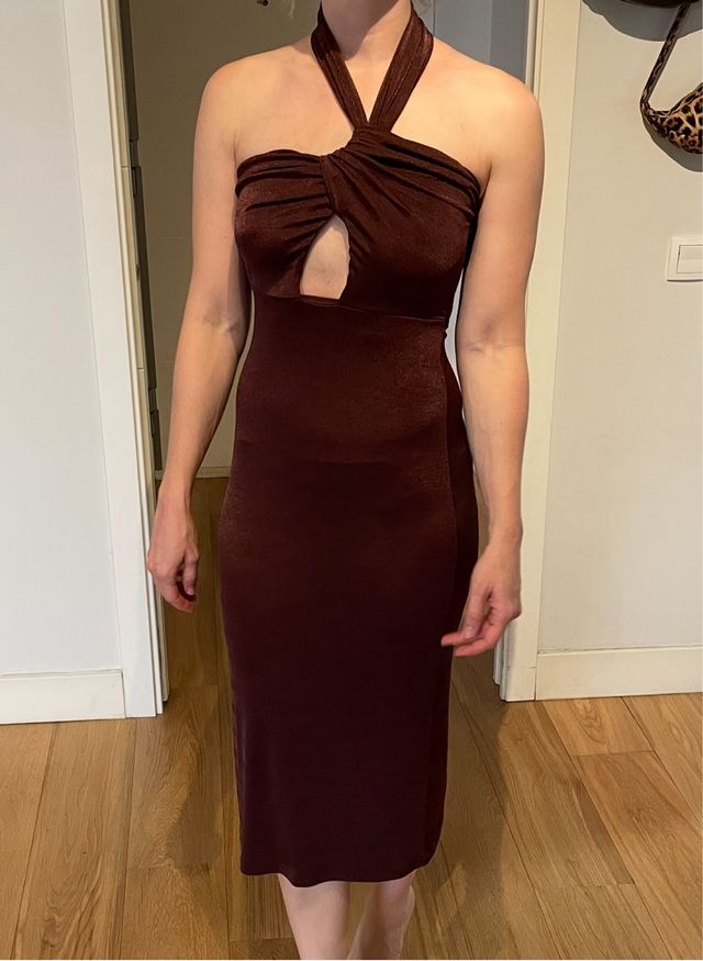 Vestido acabado brillante marron chocolate cut out