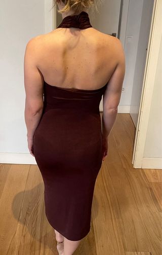 Vestido acabado brillante marron chocolate cut out