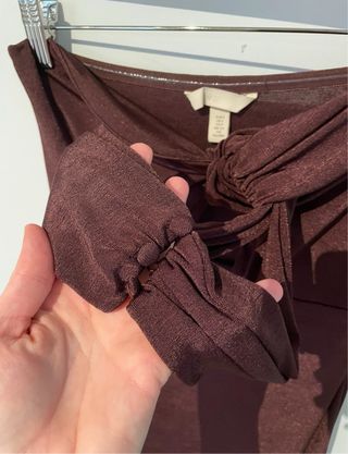 Vestido acabado brillante marron chocolate cut out