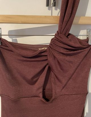 Vestido acabado brillante marron chocolate cut out