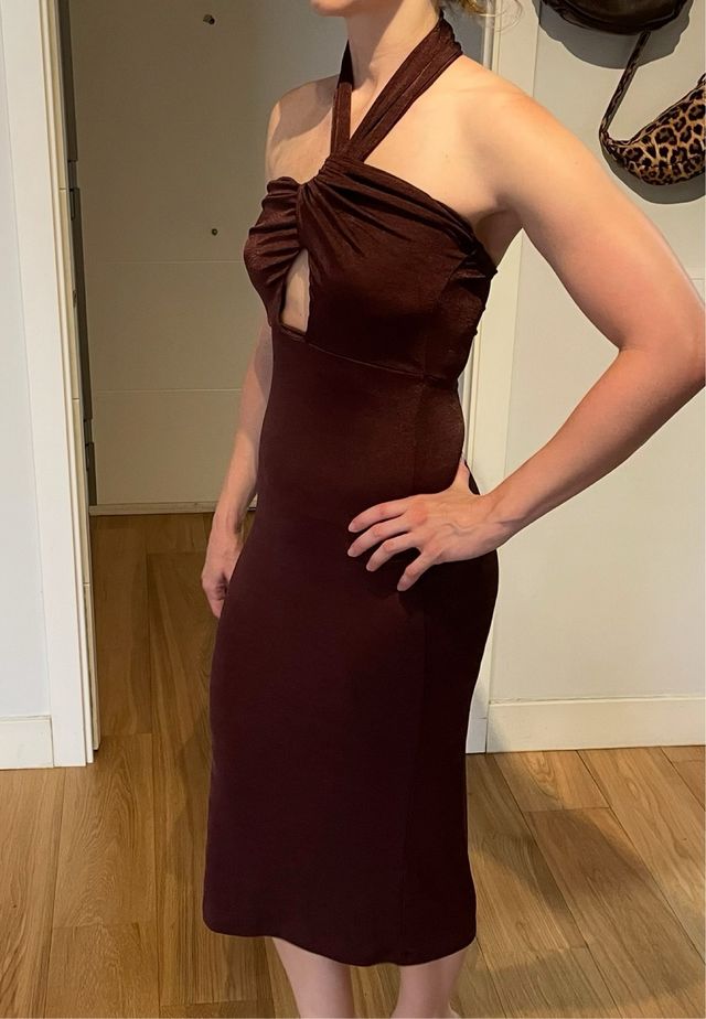 Vestido acabado brillante marron chocolate cut out