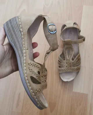 Sandalias claras ajustablesde plataforma cómoda