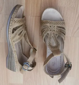 Sandalias claras ajustablesde plataforma cómoda