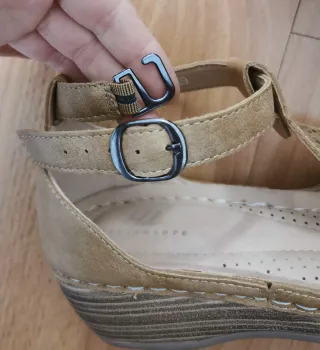 Sandalias claras ajustablesde plataforma cómoda