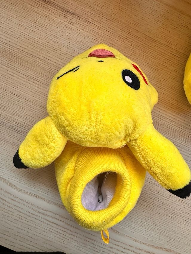 Zapatillas Casa Niño Pikachu  Talla 25