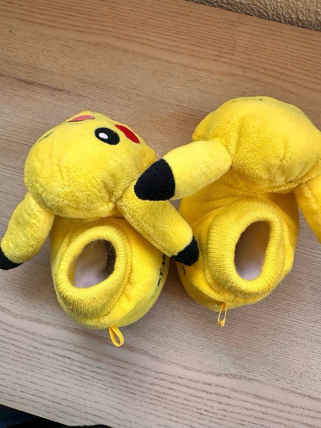 Zapatillas Casa Niño Pikachu  Talla 25