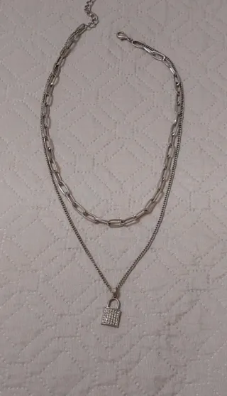 Collana a strati con ciondolo lucchetto