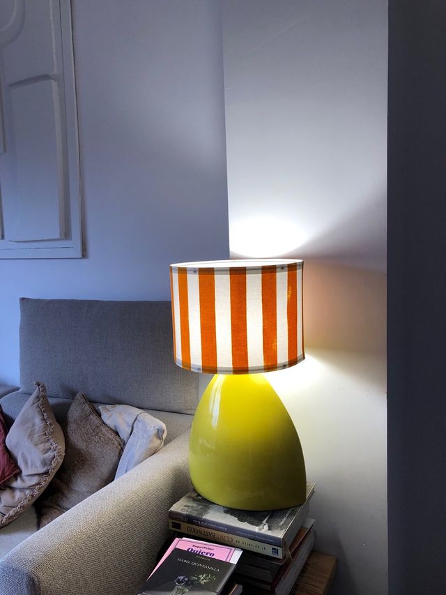 Lampada da tavolo gialla e bianca