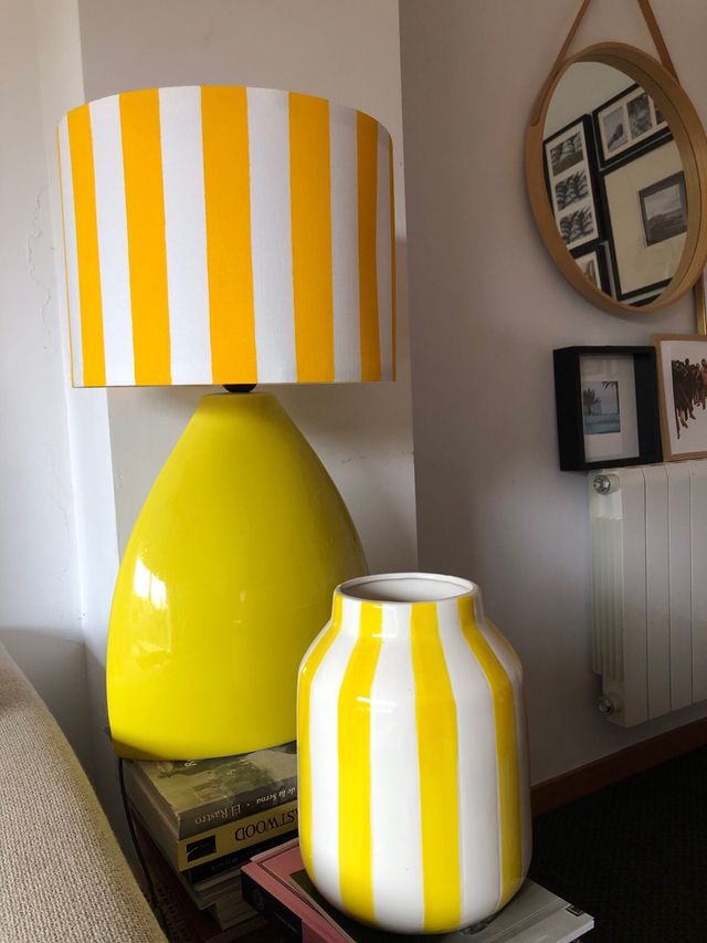 Lampada da tavolo gialla e bianca