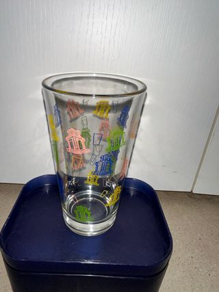 Bicchiere con decorazioni colorate